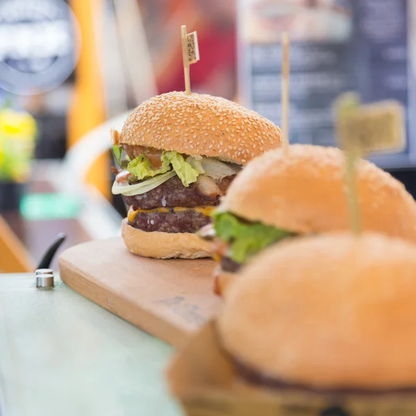 Яловичі гамбургери подають на вуличній стоянці їжі — стокове фото