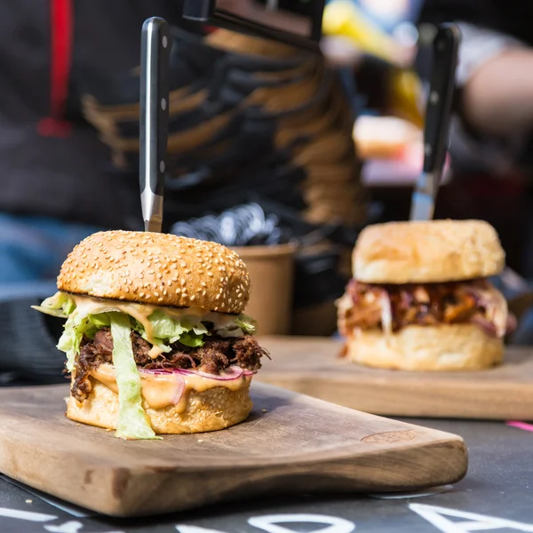 Hamburger di manzo serviti su bancarella di cibo di strada — Foto Stock