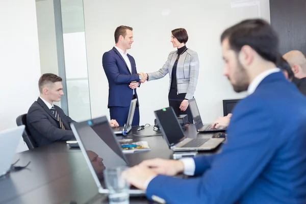 Geschäftsleute schütteln Hände. — Stockfoto