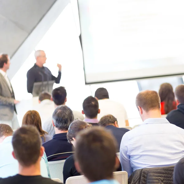 Manlig speeker att hålla tal vid offentliga evenemang. — Stockfoto