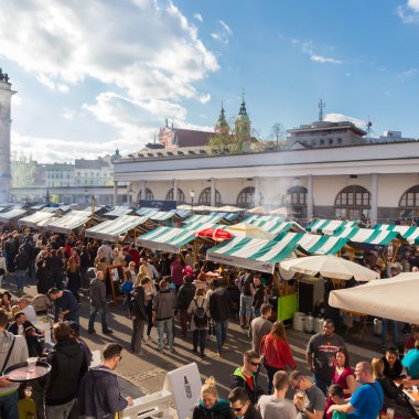 İnsanlar enjoing açık sokak gıda Festivali Ljubljana, Slovenya.