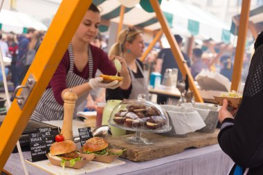 Hamburger yemek Festivali Ljubljana, Slovenya'da hizmet veren kadın.