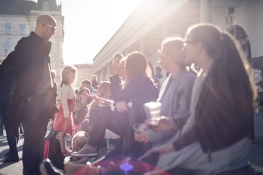 İnsanlar enjoing açık sokak gıda Festivali Ljubljana, Slovenya.