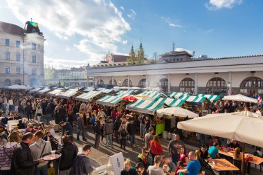 İnsanlar enjoing açık sokak gıda Festivali Ljubljana, Slovenya.