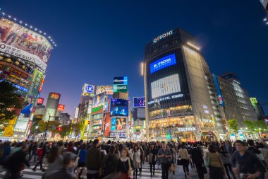 Yayalar, Shibuya geçerken, Tokyo, Japonya