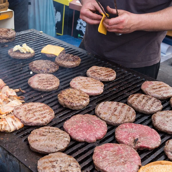 Hamburguesas de carne a la parrilla en el puesto de comida . —  Fotos de Stock