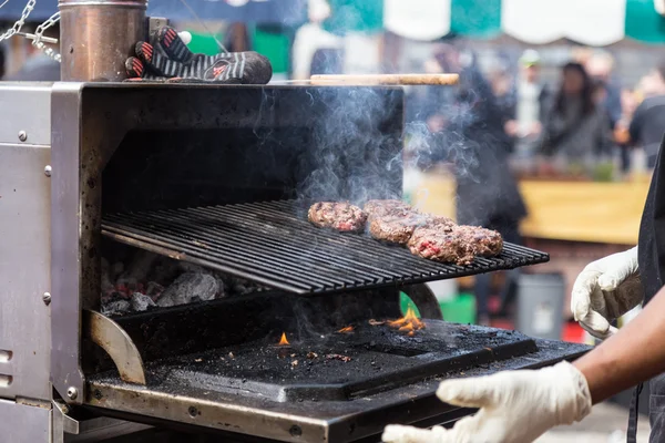 Hamburguesas de carne a la parrilla en el puesto de comida . —  Fotos de Stock