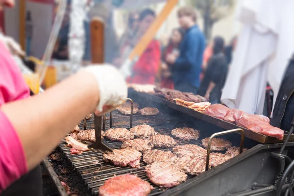 Burgers de boeuf grillés sur le grill de la stalle de nourriture . — Photo