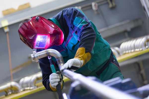 Soldadura de trabajadores industriales en fábrica de metal . — Foto de Stock