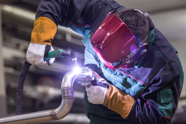 Industrial worker welding in metal factory. — Stock Photo, Image