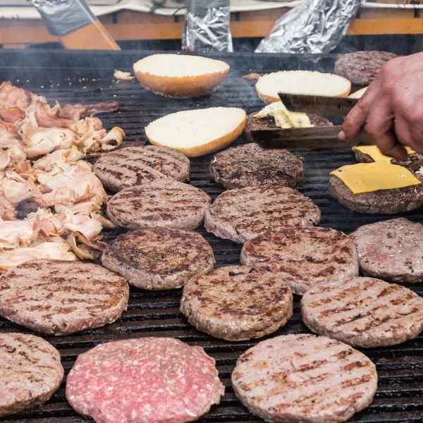 Hamburguesas de carne a la parrilla en el puesto de comida . —  Fotos de Stock