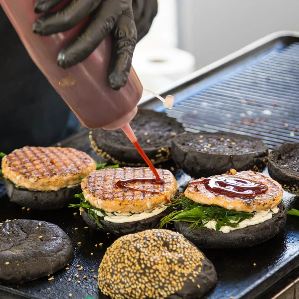 Hamburguesas de carne listas para servir en el puesto de comida . —  Fotos de Stock