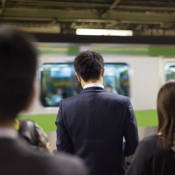 Pasajeros que viajan en metro de Tokio . — Foto de Stock