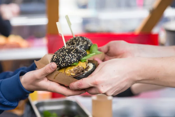 Hamburguesas de carne servidas en puestos de comida callejera —  Fotos de Stock