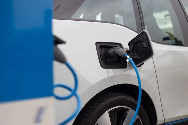 Coche eléctrico en la estación de carga . — Foto de Stock