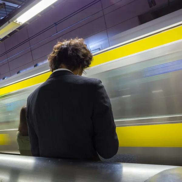 Passagers voyageant en métro de Tokyo . — Photo