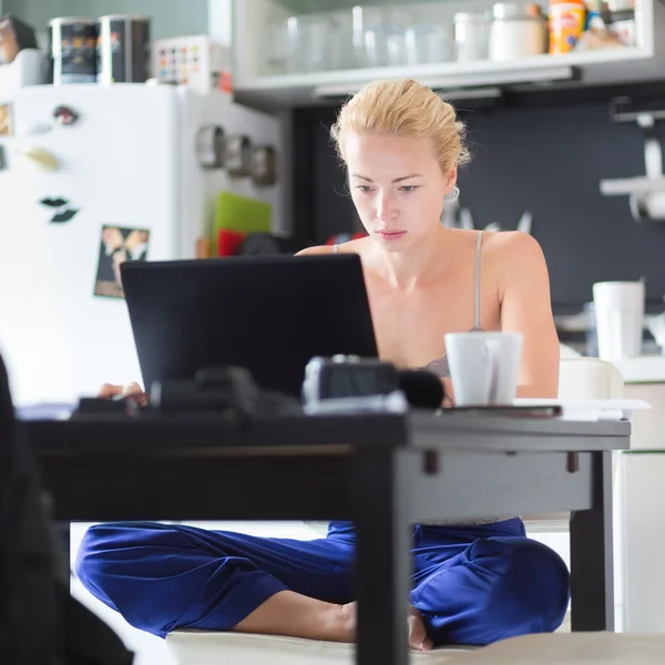 Vrouwelijke freelancer werkt vanuit huis. — Stockfoto