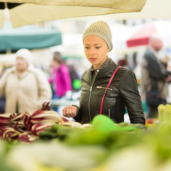 Vrouw koopt groente op de lokale voedselmarkt. — Stockfoto