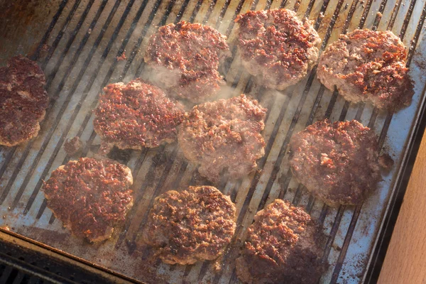 Hamburguesas de carne a la parrilla en la barbacoa . —  Fotos de Stock