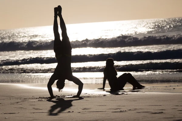 Feliz pareja divirtiéndose en la playa . —  Fotos de Stock