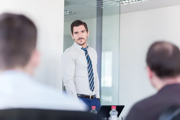 Reunión informal relajada de la oficina del equipo de negocios. — Foto de Stock