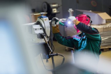 Kaynak metal fabrikası sanayi işçisi.