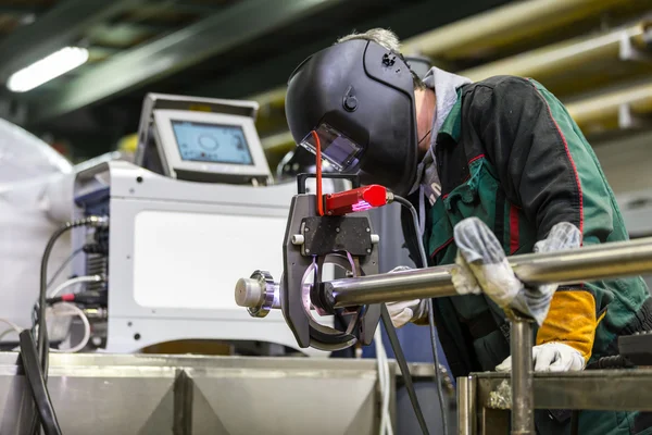 Industrial worker setting orbital welding machine. — Stock Photo, Image