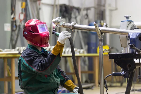 Industrial worker welding in metal factory. — Stock Photo, Image