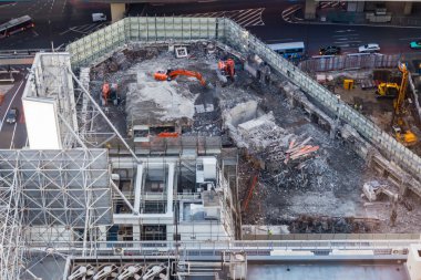 Ekskavatör inşaat sitesinde.