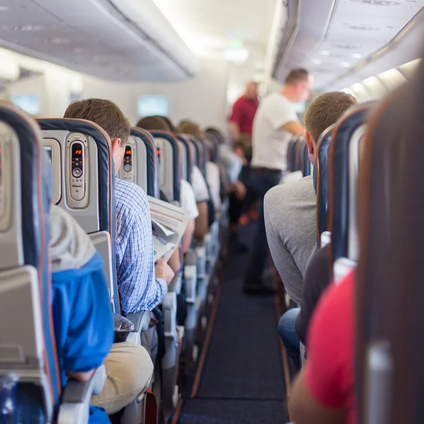 Pasajeros en avión comercial . — Foto de Stock