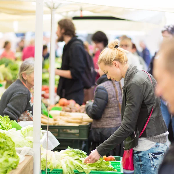 Mulher comprando vegetais no mercado local de alimentos . — Fotografia de Stock