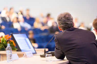 İş Konferansı ve Sunumu Sözcüsü.