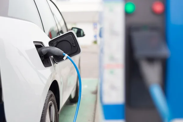 Coche eléctrico en la estación de carga . — Foto de Stock