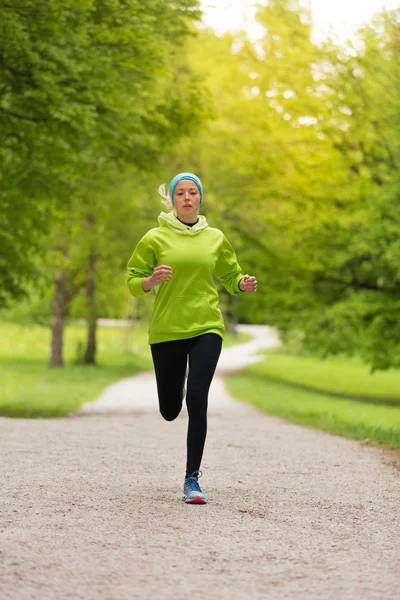 Sporty giovane corridore femminile nel parco cittadino .. — Foto Stock