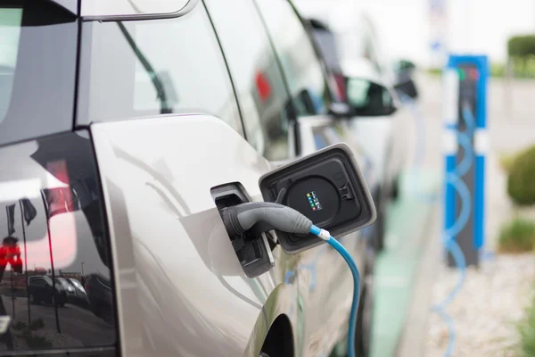 Coche eléctrico en la estación de carga . — Foto de Stock