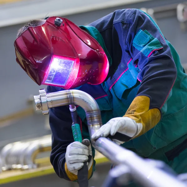 Saldatura operaia industriale in fabbrica metallurgica . — Foto Stock