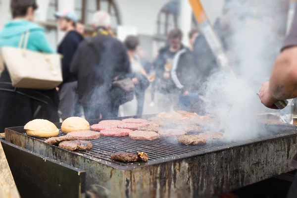 牛肉汉堡正在烤大排档烧烤. — 图库照片