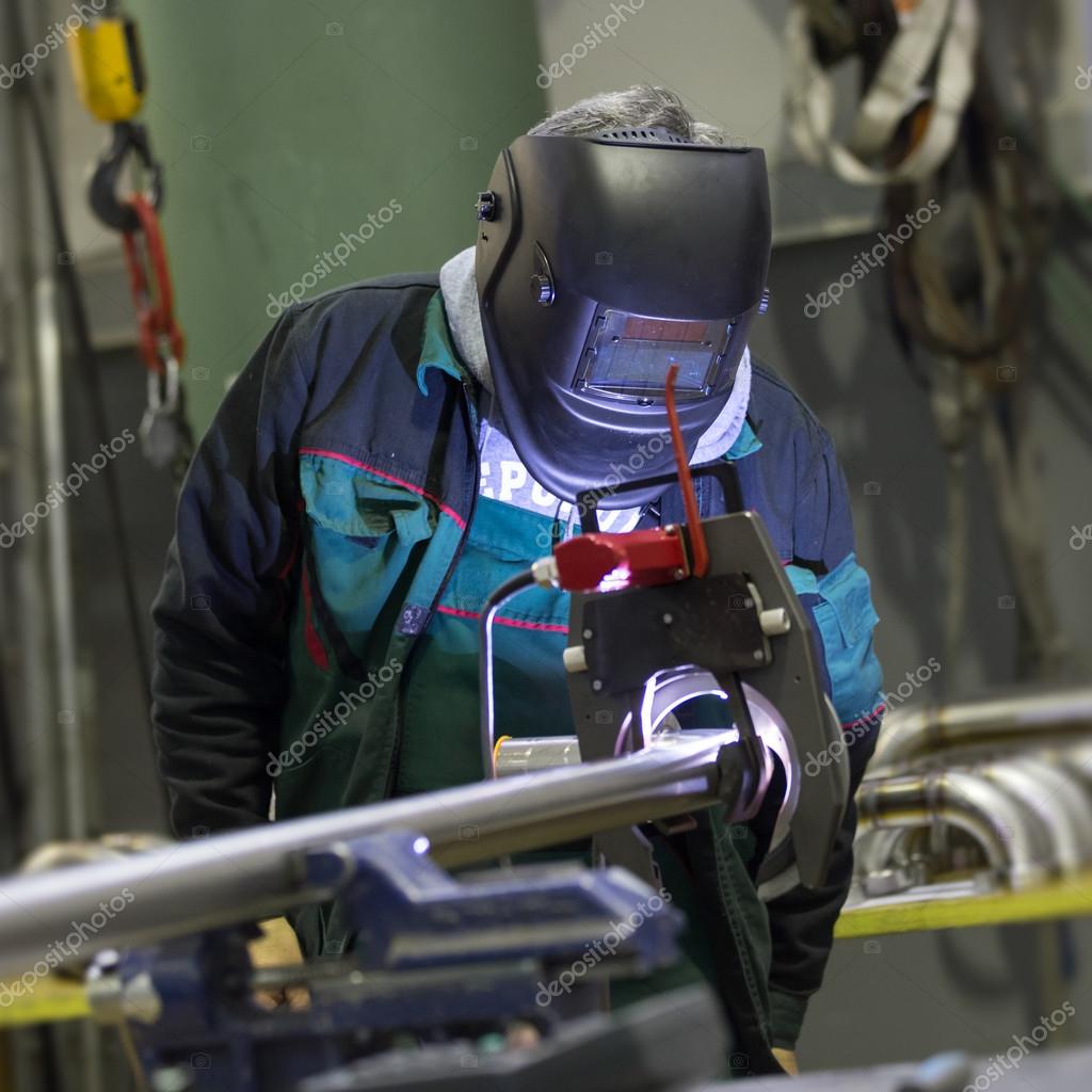 Industrial worker setting orbital welding machine. — Stock Photo