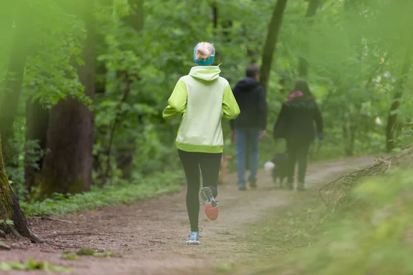 Sportowy młodych kobiet runner w lesie. — Zdjęcie stockowe