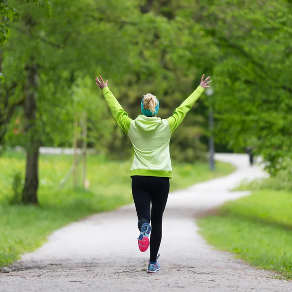 Sportovní mladá běžkyně v městském parku. — Stock fotografie