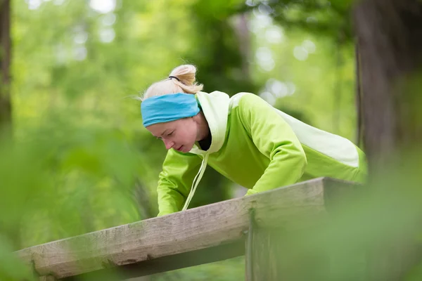 Mujer deportiva haciendo ejercicio en el bosque . —  Fotos de Stock