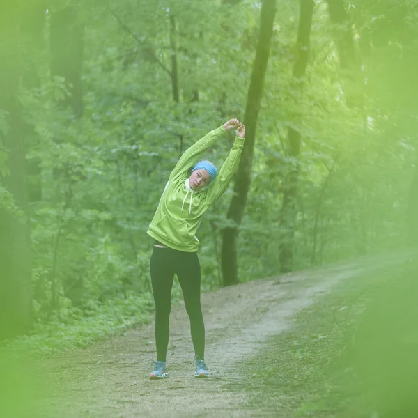 Mujer deportiva haciendo ejercicio en el bosque . —  Fotos de Stock