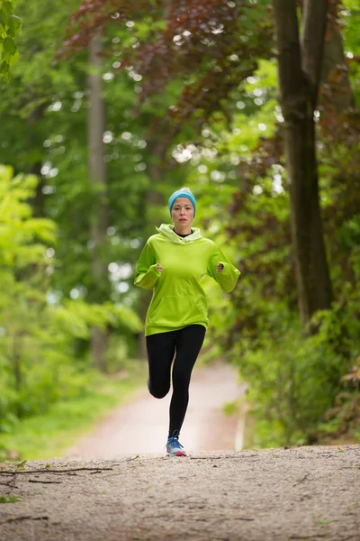 Sportowy młodych kobiet runner w lesie. — Zdjęcie stockowe