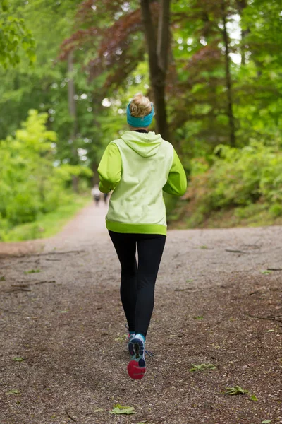森でスポーティな若い女性ランナー. — ストック写真