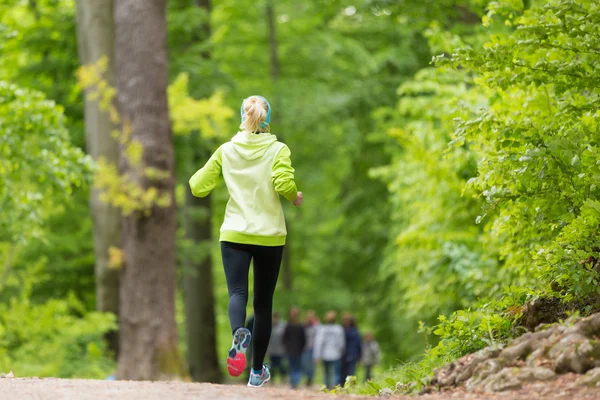 森でスポーティな若い女性ランナー. — ストック写真