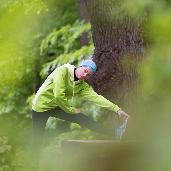 Mujer deportiva haciendo ejercicio en el bosque . —  Fotos de Stock