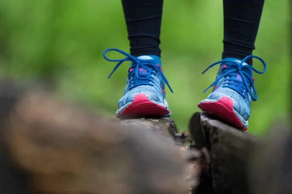 Aventura, esporte e exercício detalhe. Sapatos desportivos . — Fotografia de Stock