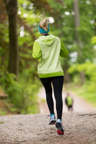 Sportowy młodych kobiet runner w lesie. — Zdjęcie stockowe