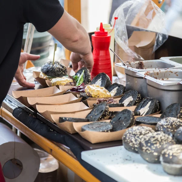 Burgers ready to serve on food stall. — Stock Photo, Image