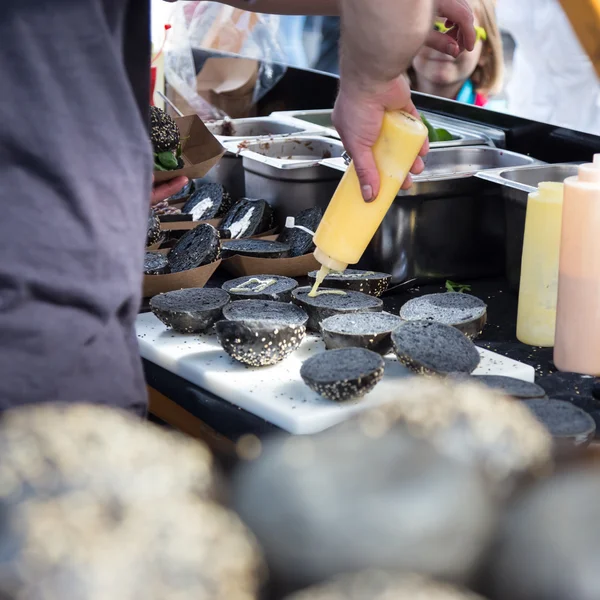 Hamburguesas listas para servir en el puesto de comida . —  Fotos de Stock